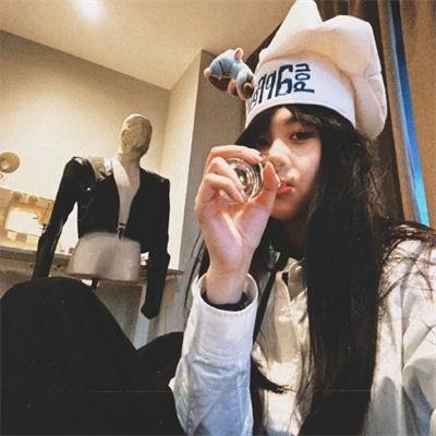 戴金色面具的男子